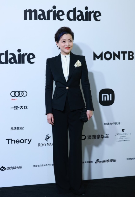 黑色西装|杨澜的气质太高级,简约黑西装也能穿出高级感,也就她有这气场