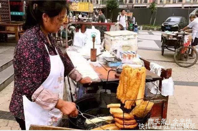 旅游|美国土豪来中国旅游，在街边买了几根油条，结账后却被老板拦住