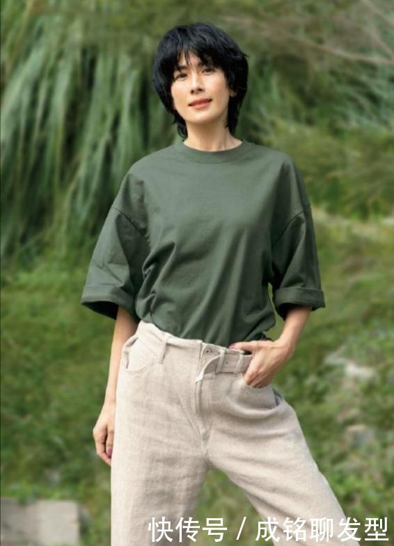 10套夏日搭配，时髦减龄温柔雅致，简单随性让你美得出真实年龄