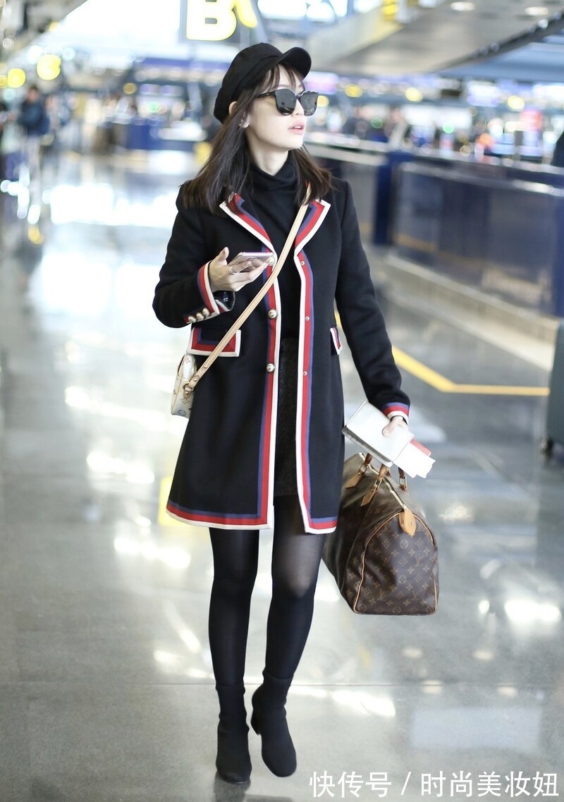 穿搭|马蓉真是“时尚圈”的典范,穿学生风外套配黑丝袜,又纯又欲