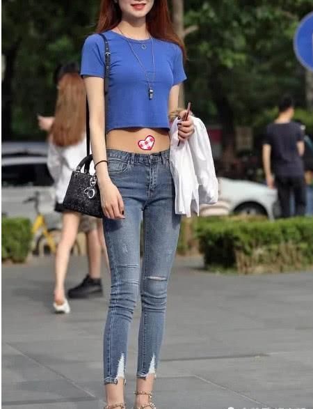 仿佛|彩色裹胸上衣,搭配牛仔裤,减龄显瘦,仿佛回到20岁