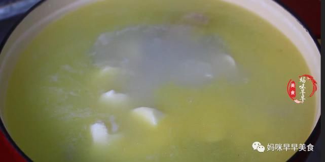 金黄|炖鸡汤别直接下锅,大厨教你2招,颜色金黄浓白,无腥味特鲜美