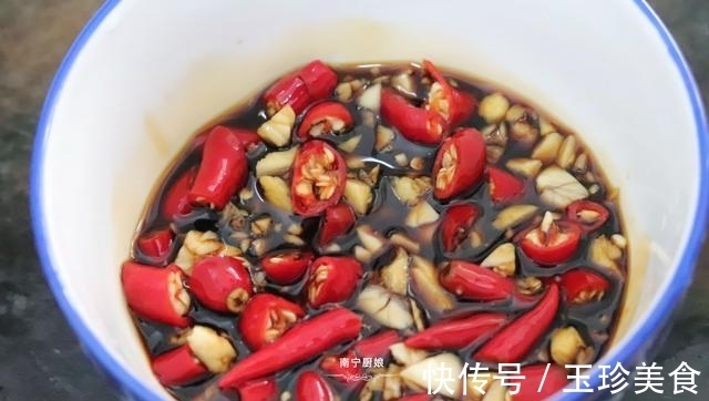 洋葱和鸡肉搭配这样做，特别开胃下饭，吃过一次的人还想吃第二次