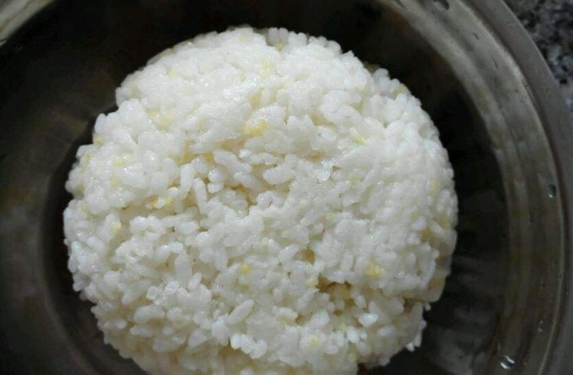 想要养花爆盆,就得给花施肥,有“3种玩意”养花,啥花都能爆