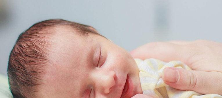 宝妈|哄宝宝睡觉一放床上就哭?爸妈只需学会这一招,宝宝入睡特别快!