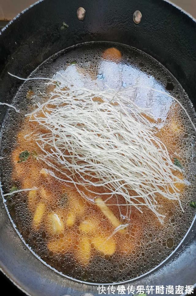 芋头|它是“碱性食物之王”,女性要常吃,头发乌黑顺滑,腰肢更细了