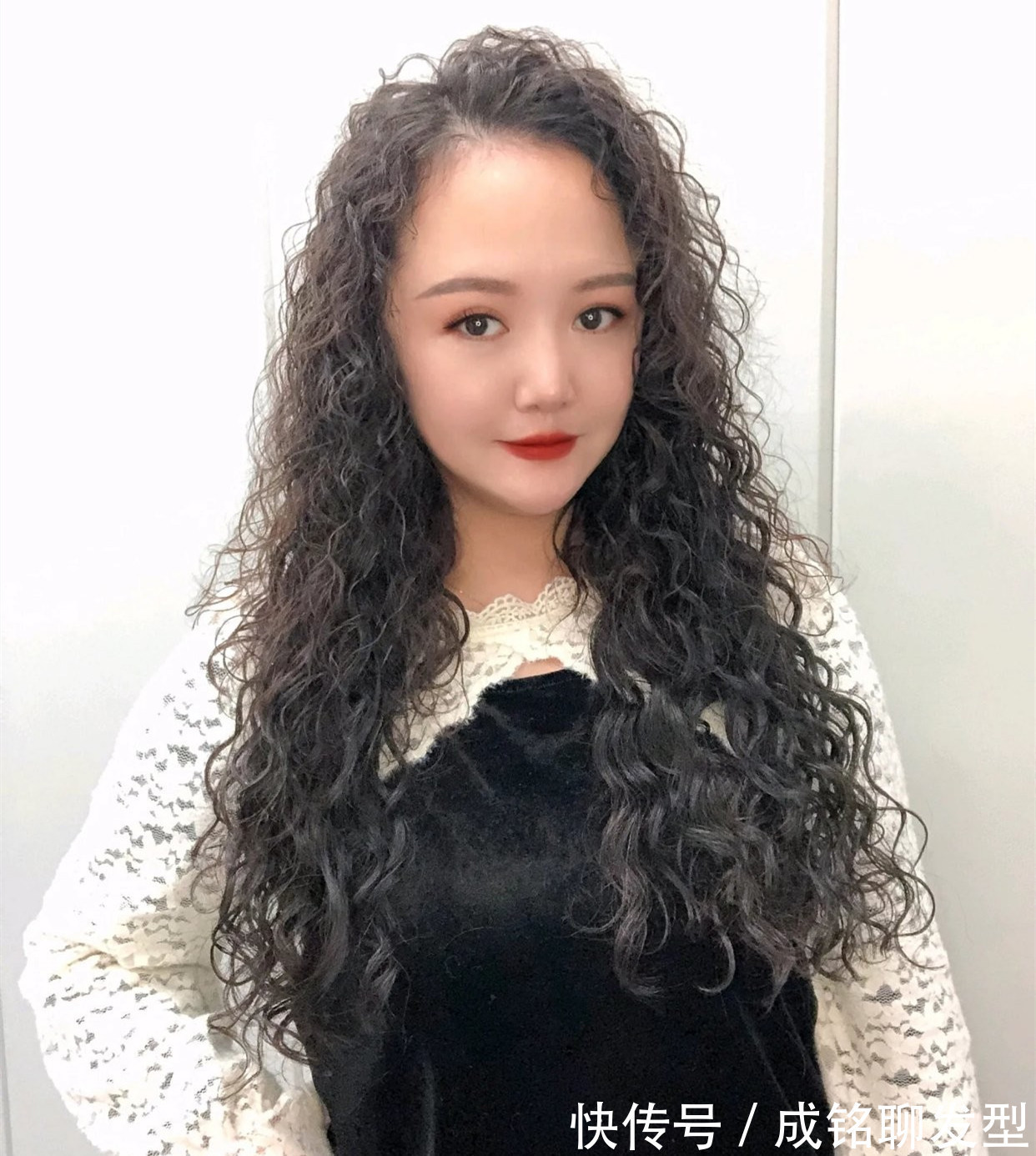 发型 适合五六十岁女人的烫发,时髦大气不失成熟韵味,显发量又好打理