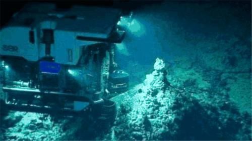 马里亚纳海沟|马里亚纳海沟有1万米深，那1万米深处的水还是液态的吗？温度是多少？