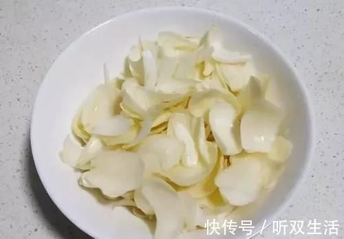 百合花|提醒大家:失眠最怕吃这菜,睡不好的人要多吃,晚上吃一盘,睡到大天亮