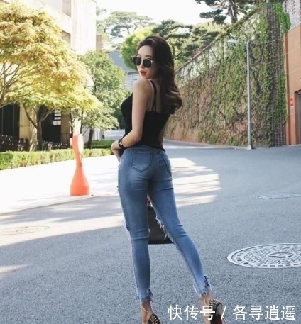 紧身|牛仔裤:曼妙身姿的美女,搭上紧身牛仔裤,打造修长的双腿线条!