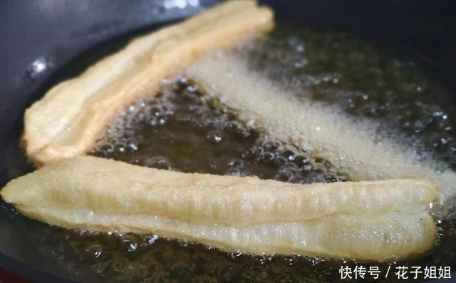  炸油条|冬天吃早餐，别再去外面买了，教你这样炸油条，外酥里软超好吃