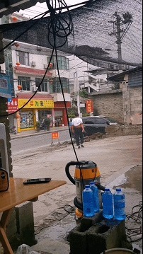 |搞笑GIF:伴娘你可真是有心计啊,这样藏鞋子谁能找得到啊