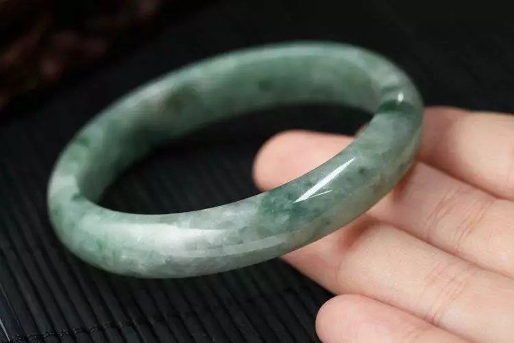 人家的翡翠升值,你的翡翠掉价,到底是因为啥?