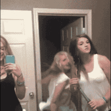 |搞笑GIF:爱妃别怕,朕帮你人工呼吸!