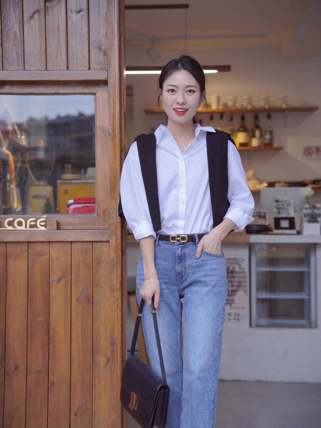 时尚博主|经典大气的初秋穿搭示范,衬衫搭配牛仔裤干练简约,洒脱时髦