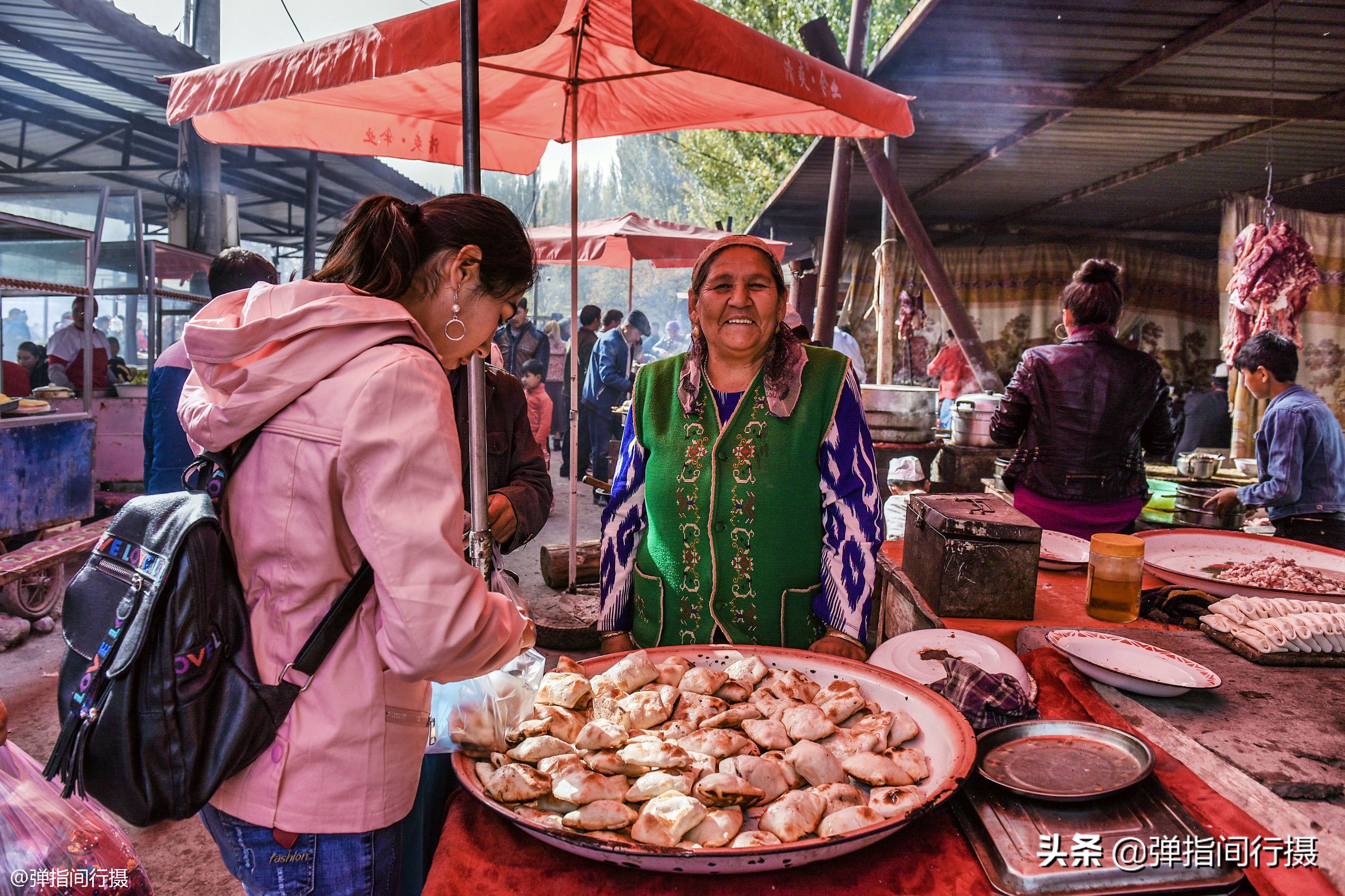 美食|难得一见的新疆集市，各色风味小吃令人垂涎，花50元就能吃到扶墙