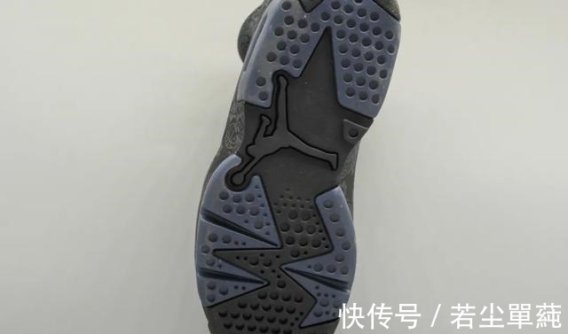 aj 一款有男码的女款AJ!让男生穿上一双“小黑裙”会是怎样的画风!