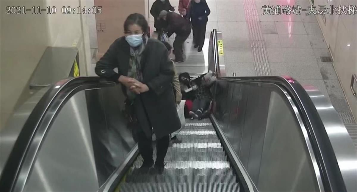 警民|惊险！三婆婆仰面摔倒在扶梯上，警民联手仅用5秒救人