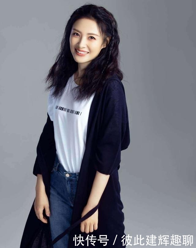 周涛都这么时髦了?绿色衬衣配伞裙,马尾用5毛钱皮筋扎出新花样