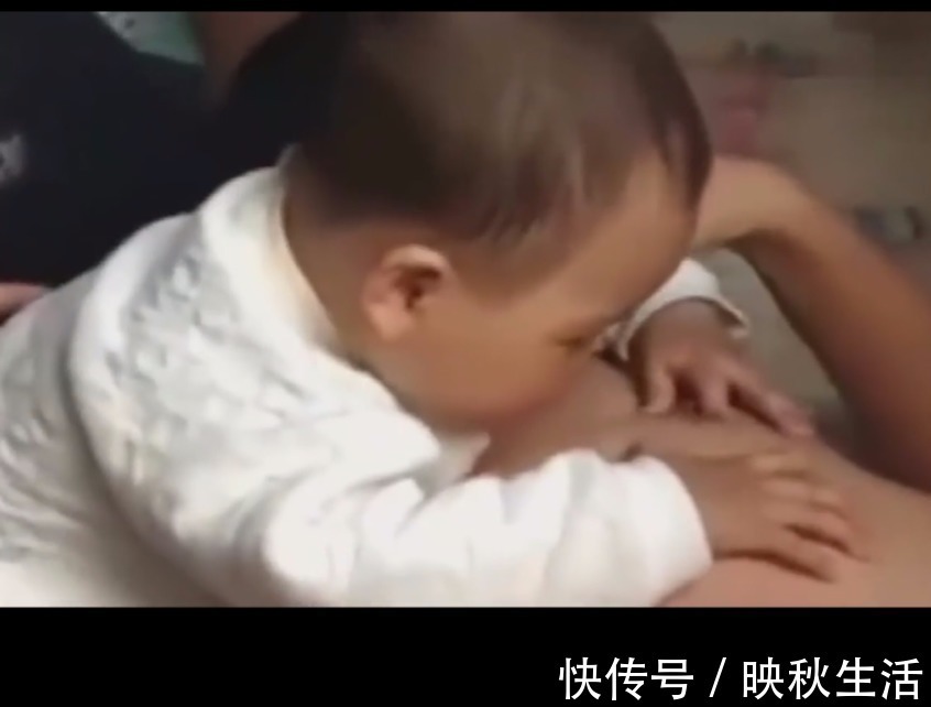 卫生习惯|小家伙饿急了,连老爸都不放过,妈妈进门看到这幅画面差点笑抽了