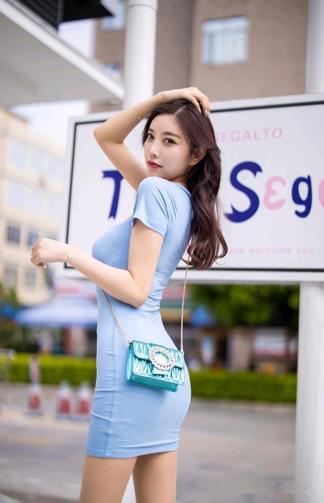 搭配|街拍:清新淡雅的搭配,能够让女生看起来更加的有气质