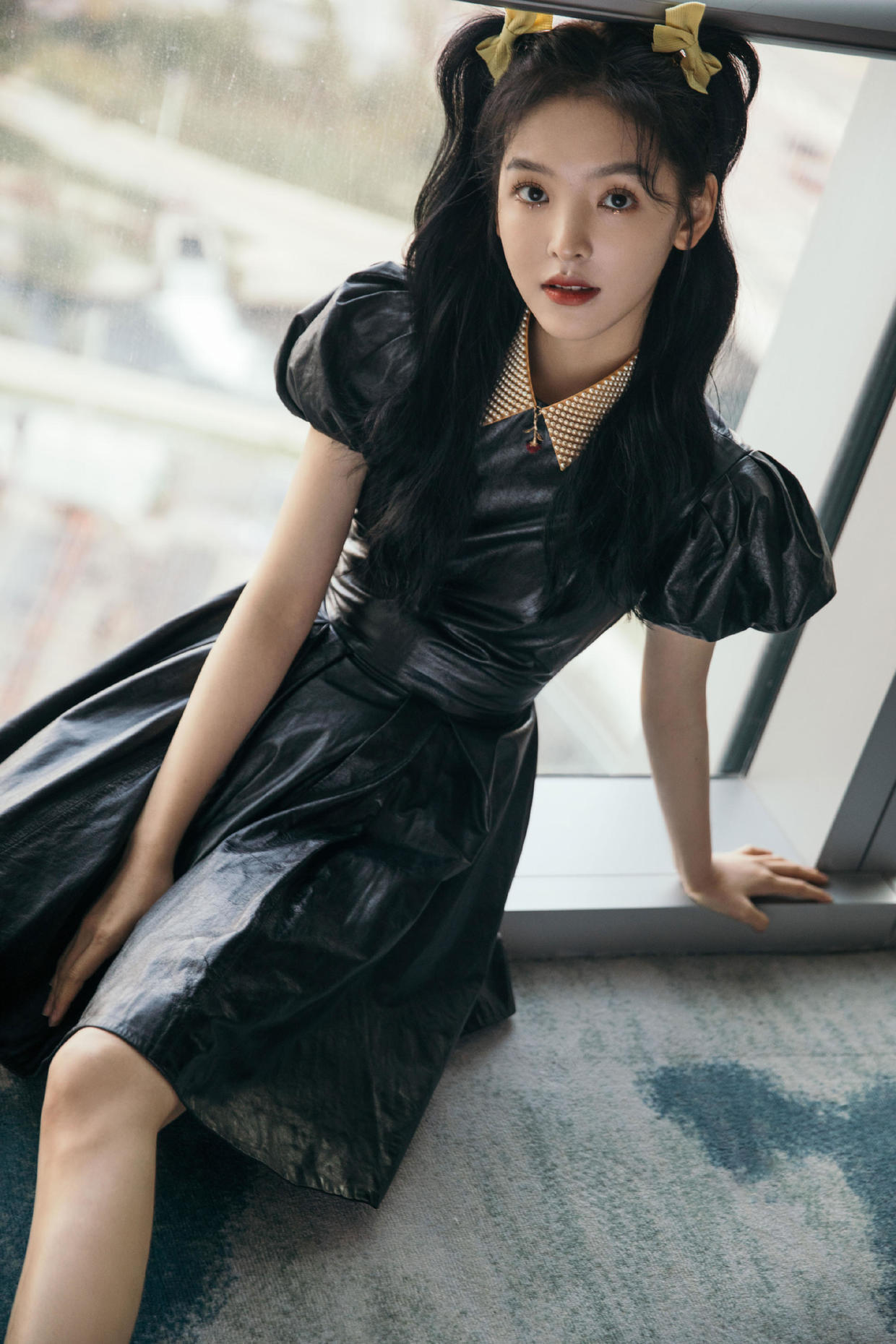 小蛮腰|章若楠的私服搭配好惊艳,穿黑色羊羔绒卫衣配牛仔裤,又飒又美