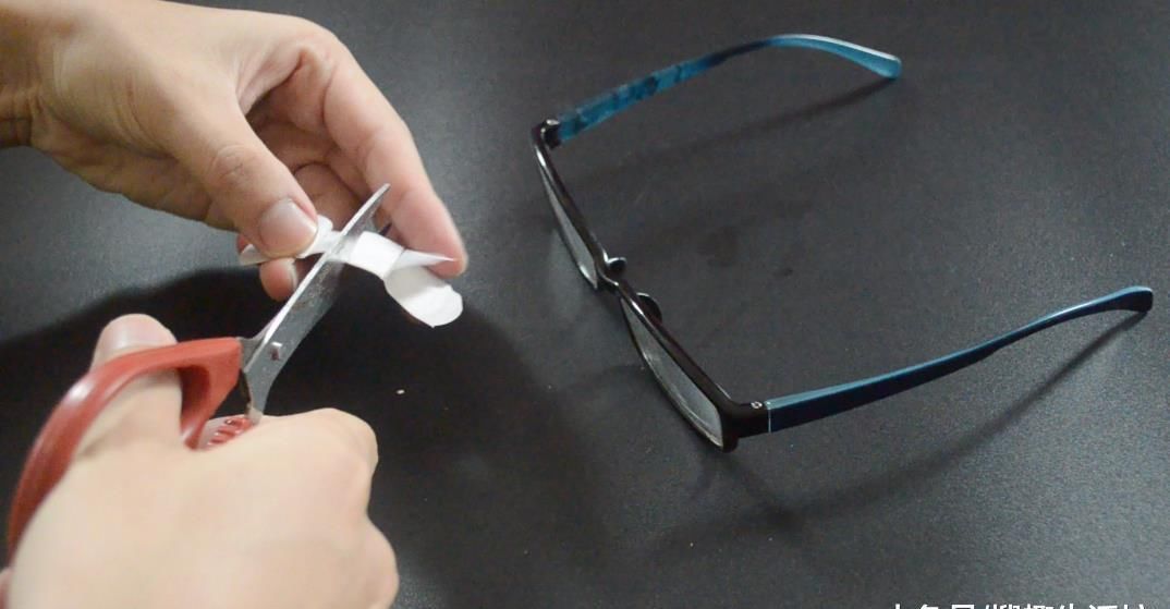 眼镜|创可贴贴在眼镜上太厉害了, 解决了很多人的困扰, 看完赶紧去试试