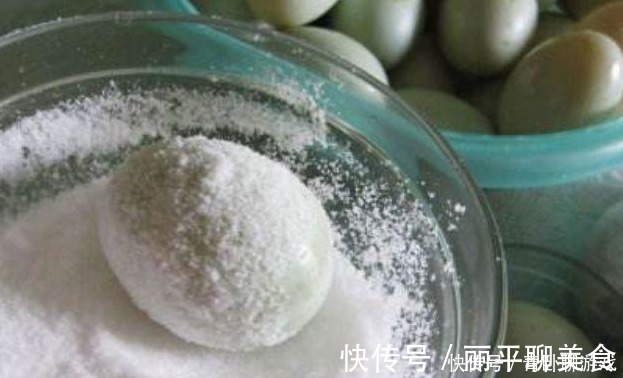 窍门|腌咸鸭蛋,牢记“2个窍门”,鸭蛋不变质,起沙流油吃着香