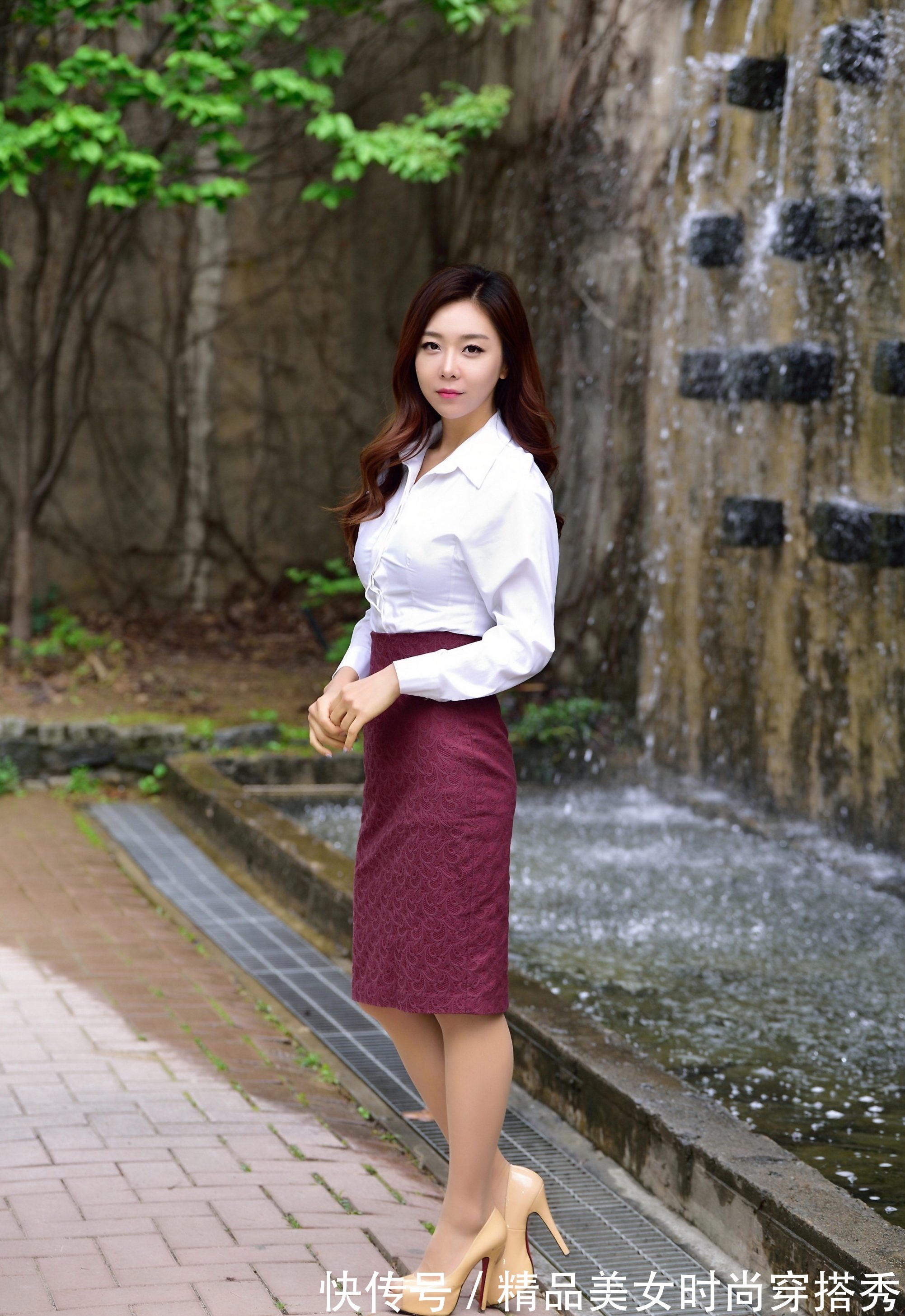 百搭 白色衬衫搭配高腰的枣红色半身裙,时尚吸睛,走起路来优雅从容