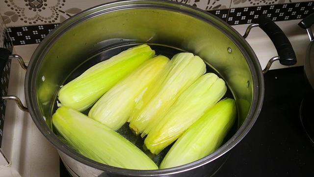 煮玉米时,最忌用清水直接煮,多加2味,玉米又香又糯,很实用