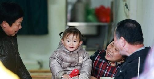 奶奶|奶奶和姥姥抢着带娃，为啥孩子更喜欢姥姥两个原因，家长要反思