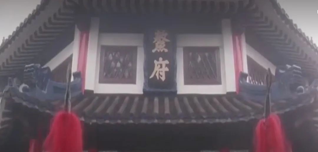 到底|鳌拜家大门上挂的匾额,到底写的是什么?