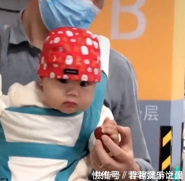 超市|一家三口逛超市,回家后发现宝宝手里有东西,妈妈纠结是否还回去
