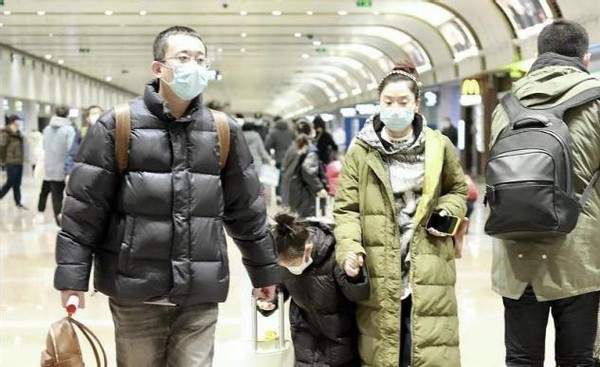 玲花一家三口走机场，老公罕露面气质儒雅，7岁女儿扎马尾好俏皮