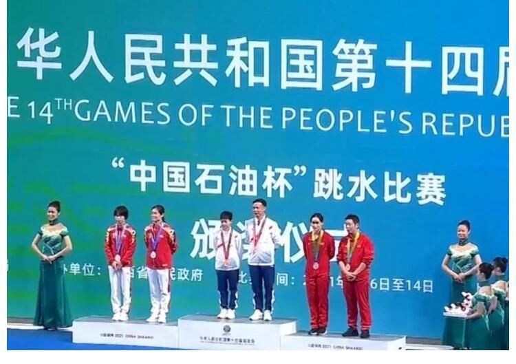 何威仪|冠亚季军合影全红婵又是C位!高举双手接受喝彩,陈芋汐很淡定