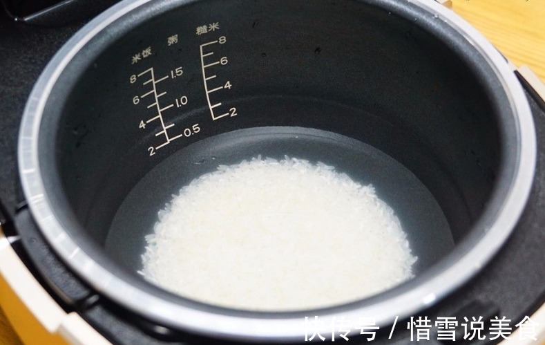 煮米饭不要只加水煮,记住“2放1窍门”,米饭软糯香甜,粒粒分明