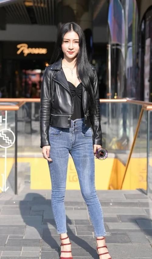 时尚|牛仔打底裤搭配时尚绿色上衣,打造整体风格,让人感觉很舒服