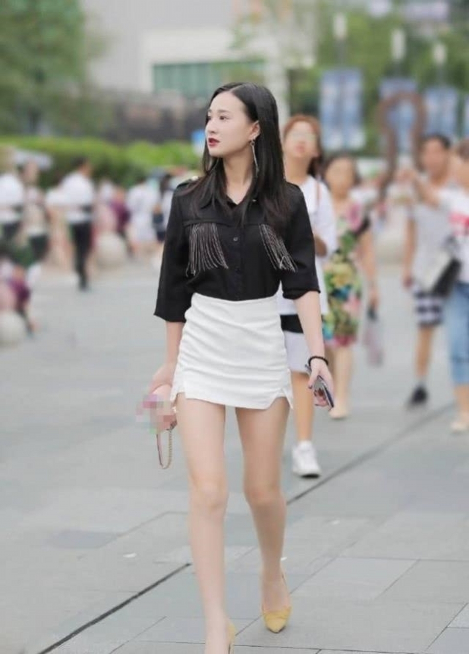 路人街拍,简洁的瑜伽裤搭配清爽的短袖,美丽又大气