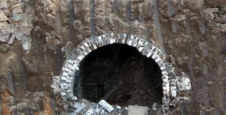 机关!古墓里躺着八十个现代人只因栽在同个机关上,墓虽小但机关复杂