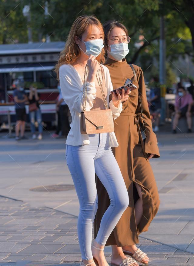 街拍|街拍,七分瑜伽裤搭配帅气的牛仔服,显得更有时尚感