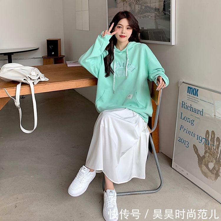 穿搭方式 春天来了,卫衣+裙子的简单穿搭示范,大方舒适又显气质