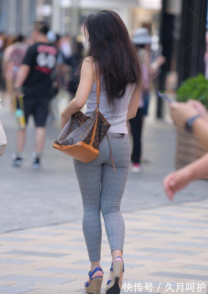 无袖衫|打底裤搭配无袖衫,美的简约又显身材,气质女生们的最爱