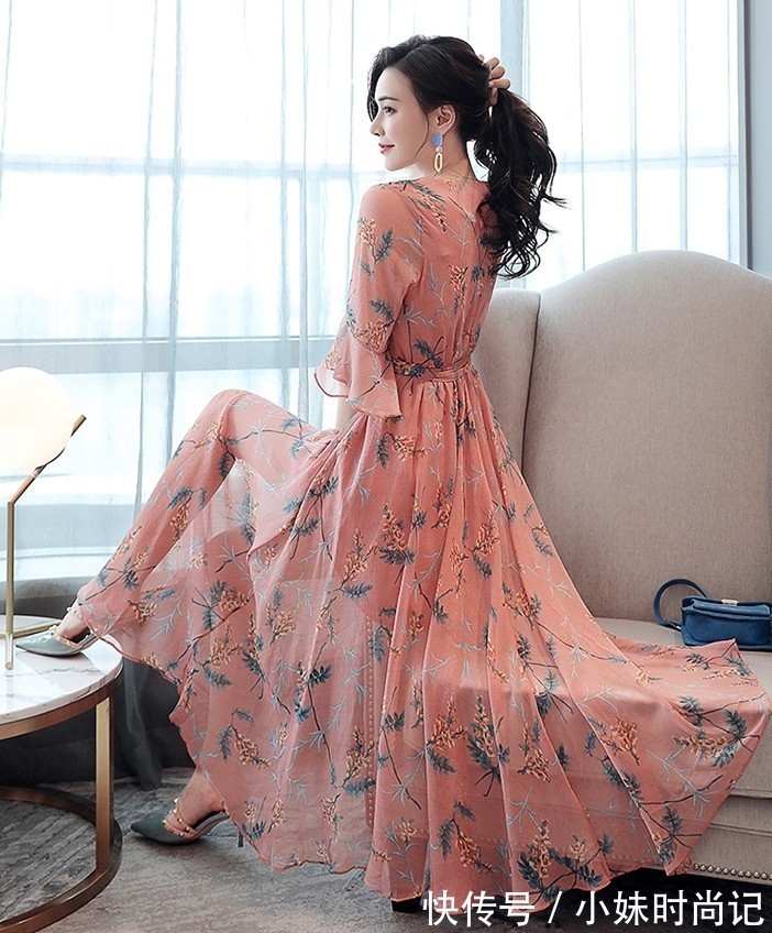 连衣裙|夏季减龄碎花大裙摆的连衣裙,美得无与伦比