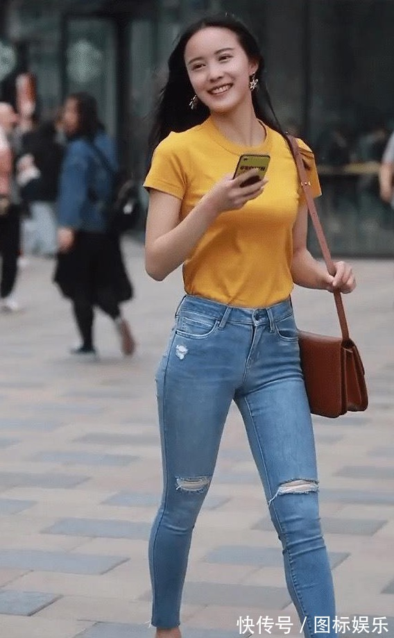 T恤|圆领T恤配紧身牛仔裤,清新又乖巧,日常穿搭的首选新宠