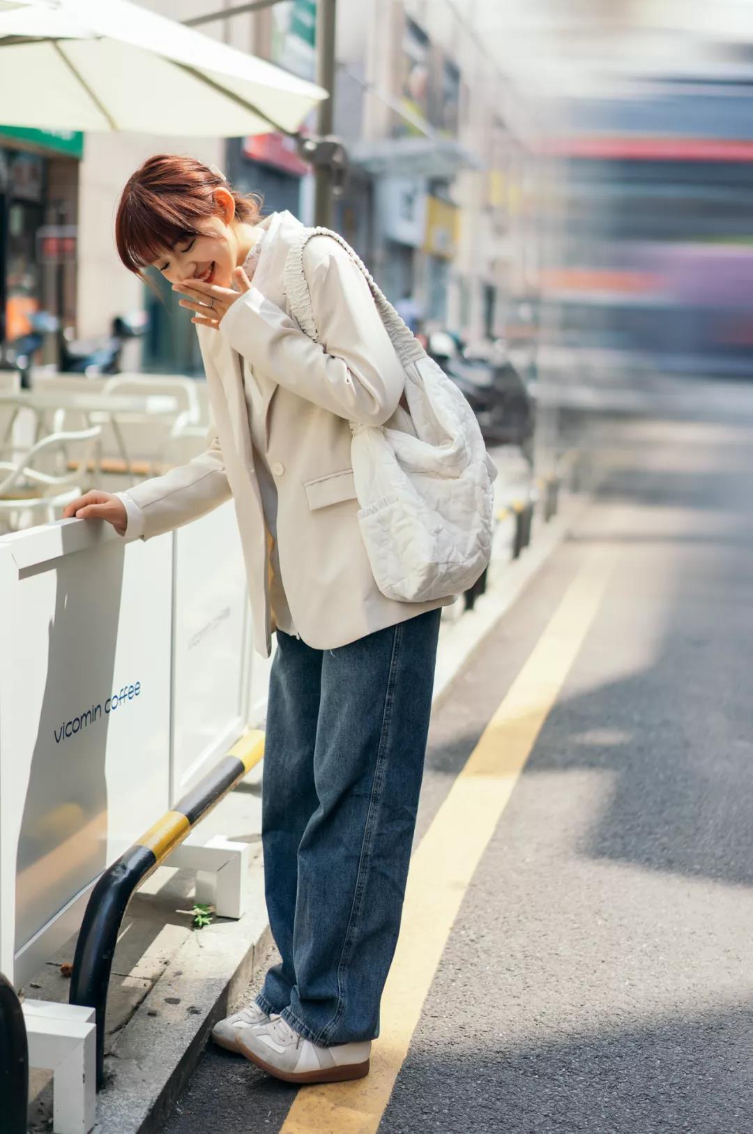 下半身|秋季如何穿搭？牛仔外套搭配半身裙，普通女生也能穿出高级感