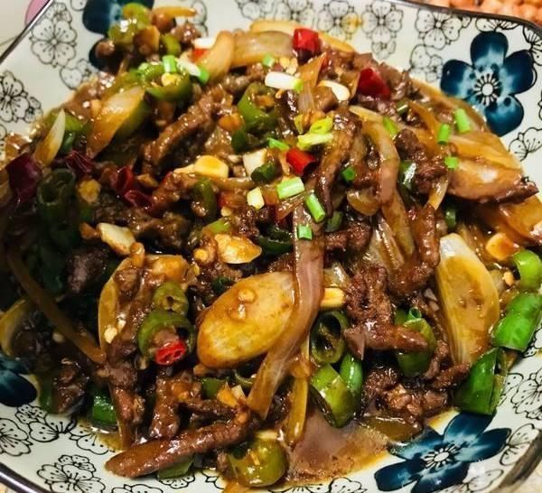 姥姥|炒牛肉,别只会用淀粉腌制,姥姥说少了“它”,牛肉柴老不够香