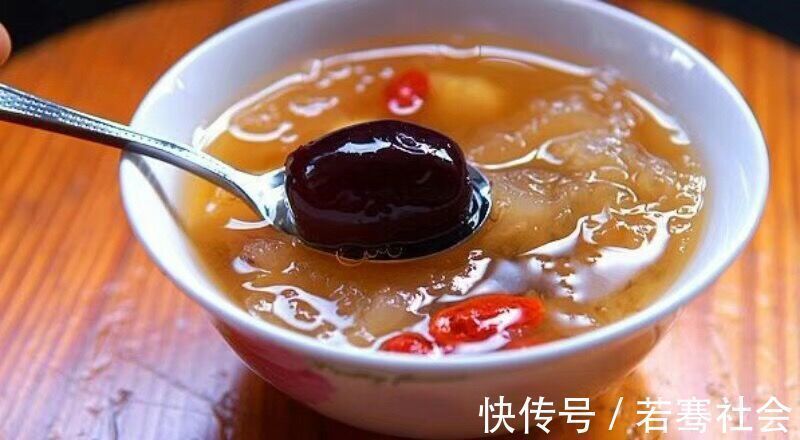 红枣|秋天经常吃这种“穷人燕窝”,不出一个月,不便秘了,皮肤也好了