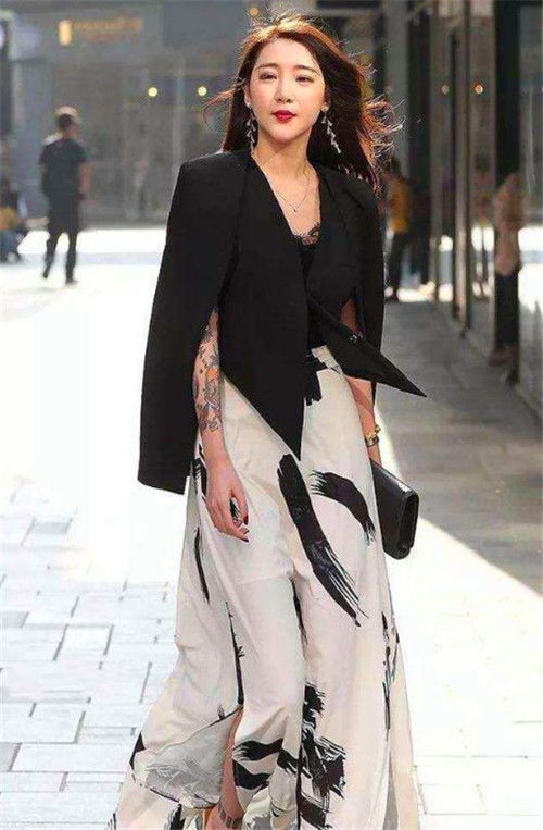 大长腿|街拍美女身穿露肩吊带长裙,长相甜美,长发披肩温婉动人