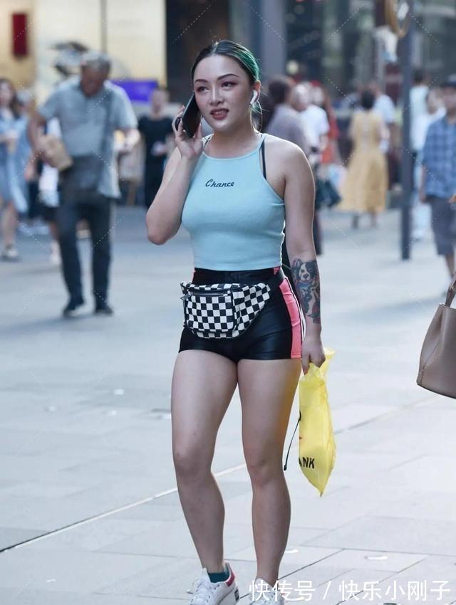 百搭 美女一袭简约的打底裤,拉长身材比例,搭配得好