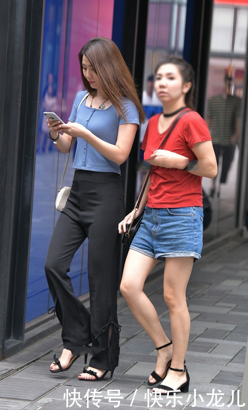 淡雅|蓝色上衣,搭配黑色的阔腿裤,给人清新淡雅的感觉